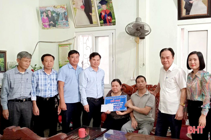 Đại diện lãnh đạo TX Hồng Lĩnh tặng quà, hỗ trợ vợ chồng anh Phan Song Toàn DT anh 2_sM5Eeel1eEabjP2Z.jpg