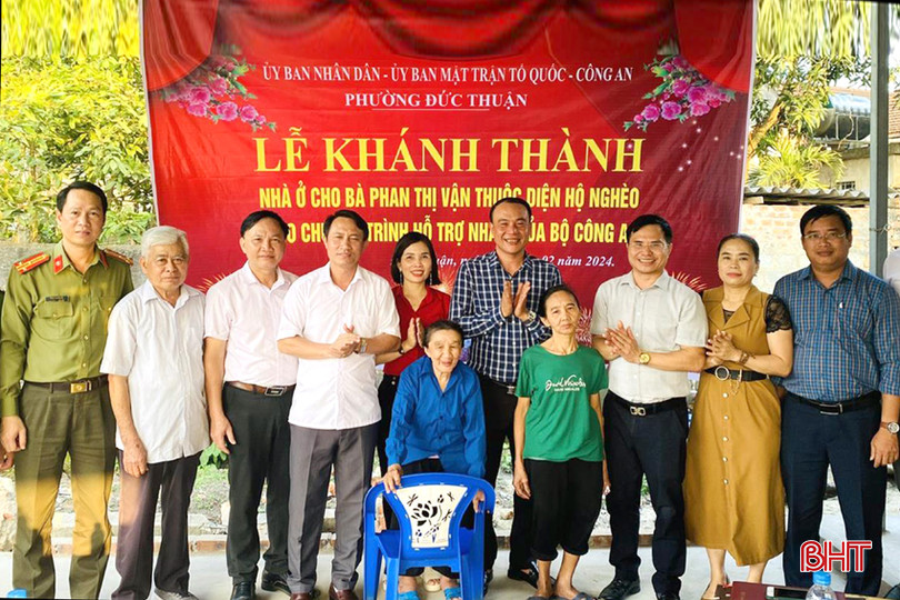 Lãnh đạo TX Hồng Lĩnh và phường Đức Thuận dự khánh thành, bàn giao nhà tình nghĩa cho chị em bà Phan Thị Vận DT 4 (1)_01fk2QB210WQqEIt.jpg