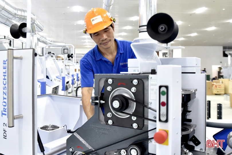 Kỹ sư Công ty TNHH Truetzschiler Việt Nam lắp đặt thiết bị, máy móc Nhà máy Sợi Nghệ Tĩnh (TX Hồng Lĩnh, Hà Tĩnh), dự kiến đi vào hoạt động trong quý II/2024 Kỹ sư Công ty TNHH Truetzschiler Việt Nam lắp đặt thiết bị, máy móc Nhà máy Sợi Nghệ Tĩnh (TX Hồng Lĩnh, Hà Tĩnh), dự kiến đi vào hoạt động trong quý II/2024