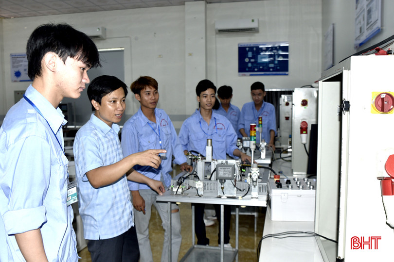 Sinh viên lớp điện công nghiệp - K28 tiếp cận hệ thống thiết bị tự động hoá hiện đại. DT_DSC0286.jpg