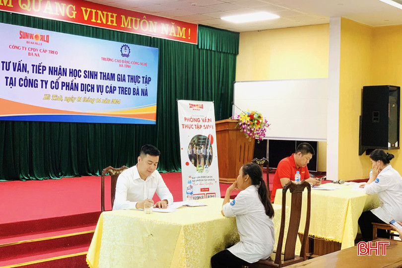 Đại diện lãnh đạo Công ty CP Dịch vụ Cáp treo Bà Nà (Đà Nẵng) tư vấn, tiếp nhận sinh viên Trường Cao đẳng Công nghệ Hà Tĩnh thực tập. DT 1659583218_n.jpg