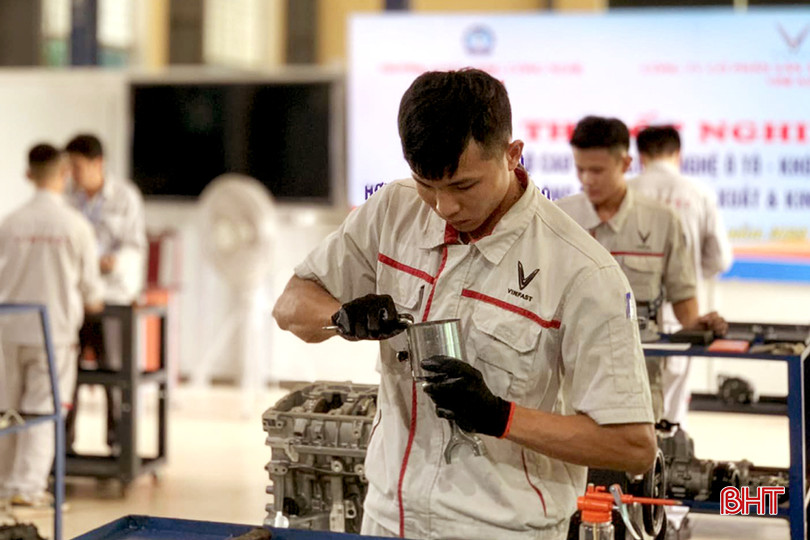Sinh viên Cao đẳng nghề công nghệ ô tô - lớp liên kết đào tạo giữa Trường Cao đẳng Công nghệ Hà Tĩnh và Công ty CP sản xuất và kinh doanh Vinfast. DT 3192_n.jpg
