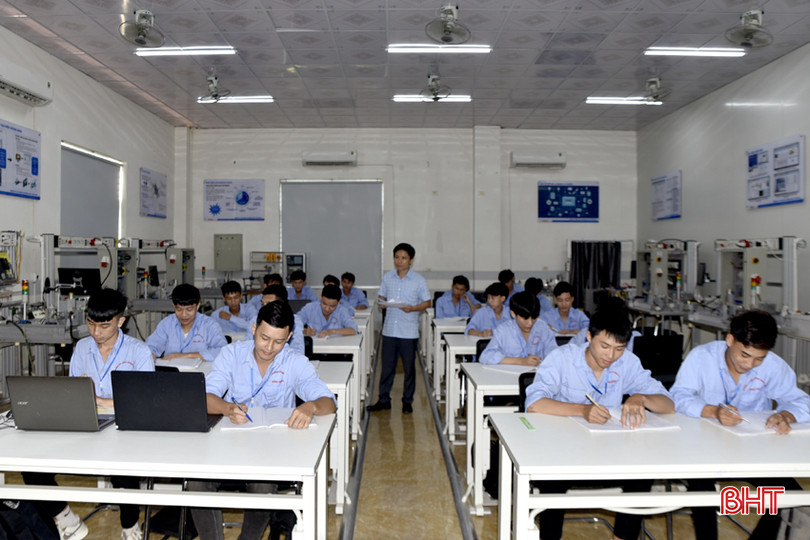 Giờ học lý thuyết của lớp cao đẳng điện công nghiệp. DT_DSC0277.jpg