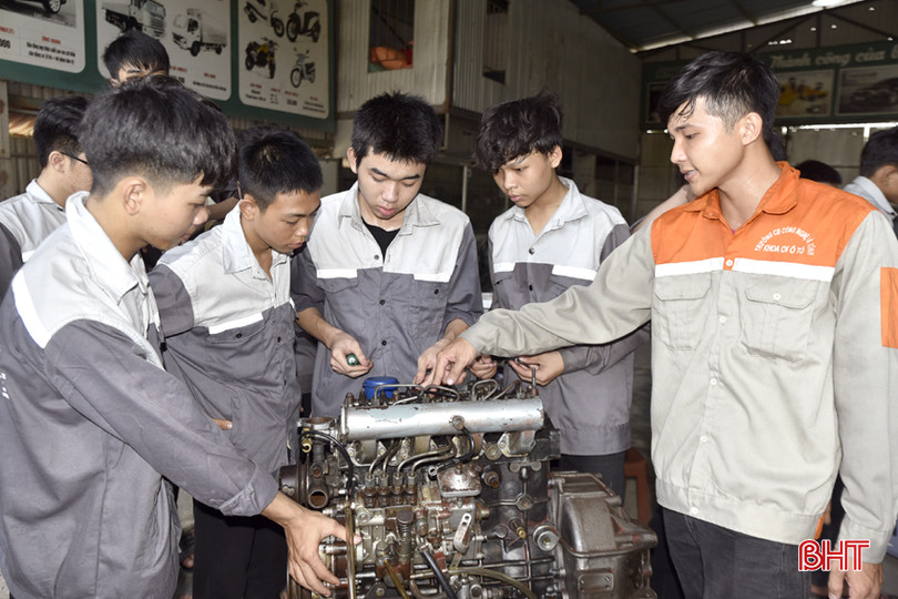 Giờ thực hành của lớp trung cấp nghề công nghệ ô tô. DT_DSC0304.jpg