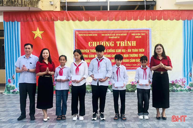 Trong dịp này, trung tâm đã trao 100 suất quà cho học sinh hoàn cảnh khó khăn, khuyết tật và học sinh thuộc hộ nghèo tại các nhà trường. DT 3d8f24fcd.jpg