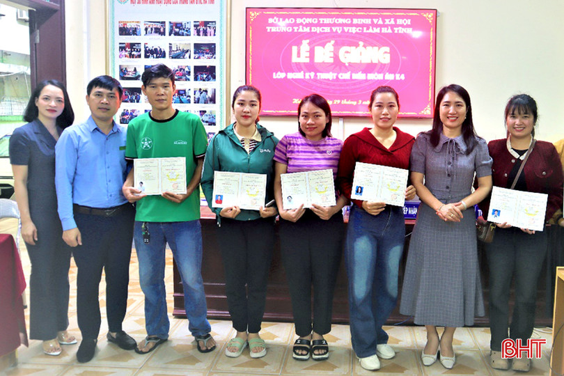 Trung tâm Dịch vụ việc làm Hà Tĩnh trao chứng nhận nghề cho các học viên tham gia lớp học nghề kỹ thuật chế biến món ăn. DT image-20240401141926-2.jpeg.jpg