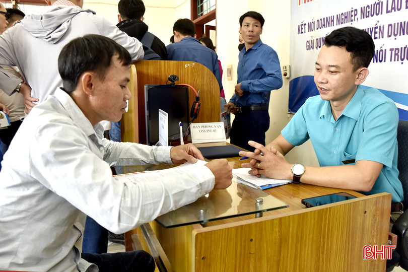 Cán bộ Trung tâm Dịch vụ việc làm Hà Tĩnh tư vấn học nghề cho lao động hưởng trợ cấp bảo hiểm thất nghiệp. DT _DSC5946.jpg