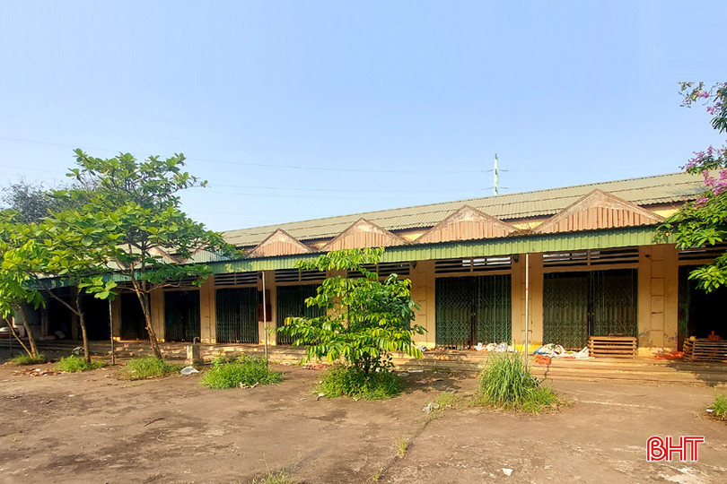 Dãy ki-ốt nằm ngoài đình chợ (phía trái từ cổng chợ vào) cũng không sử dụng, nhiều hạng mục đã xuống cấp.