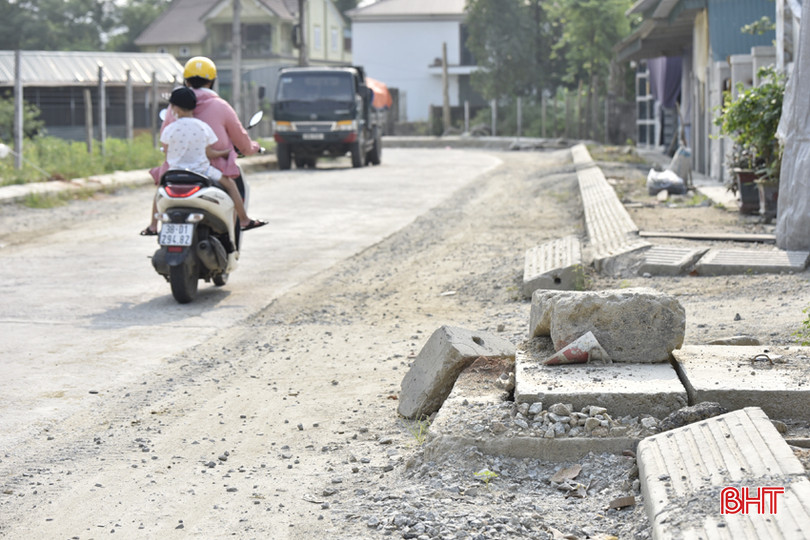 Nhiều vị trí đặt hố ga thi công dở dang, không có biển báo nguy hiểm, tiềm ẩn nguy cơ tai nạn giao thông. DT_DSC8727.jpg