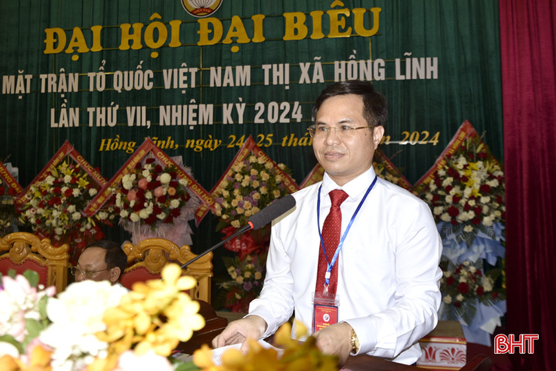 Ông Đặng Ngọc Sơn - Chủ tịch Ủy ban MTTQ thị xã Hồng Lĩnh nhiệm kỳ 2019-2024 trình bày báo cáo chính trị. DT_DSC0686.jpg