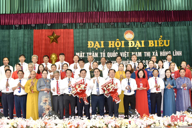 Đại diện lãnh đạo sở, ban, ngành cấp tỉnh và TX Hồng Lĩnh tặng hoa chúc mừng các Ủy viên Ủy ban MTTQ Việt Nam thị xã Hồng Lĩnh nhiệm kỳ 2024 - 2029. DT_DSC0719.jpg