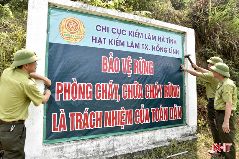 Hạt Kiểm lâm TX Hồng Lĩnh gắn biển báo, tuyên truyền bảo vệ rừng, phòng cháy, chữa cháy rừng. DT_DSC8793.jpg