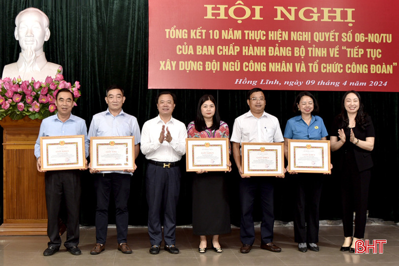 Lãnh đạo TX Hồng Lĩnh trao giấy khen cho các cá nhân đạt thành tích xuất sắc trong thực hiện Nghị quyết số 06-NQ/TU. DT_DSC7660.jpg