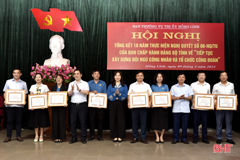 Phó Trưởng ban Thường trực Ban Dân vận Tỉnh uỷ Nguyễn Mai Thuỷ, Chủ tịch LĐLĐ tỉnh Nguyễn Văn Danh và Bí thư Thị uỷ Hồng Lĩnh Lê Thành Đông trao giấy khen cho các tập thể. DT_DSC7657.jpg