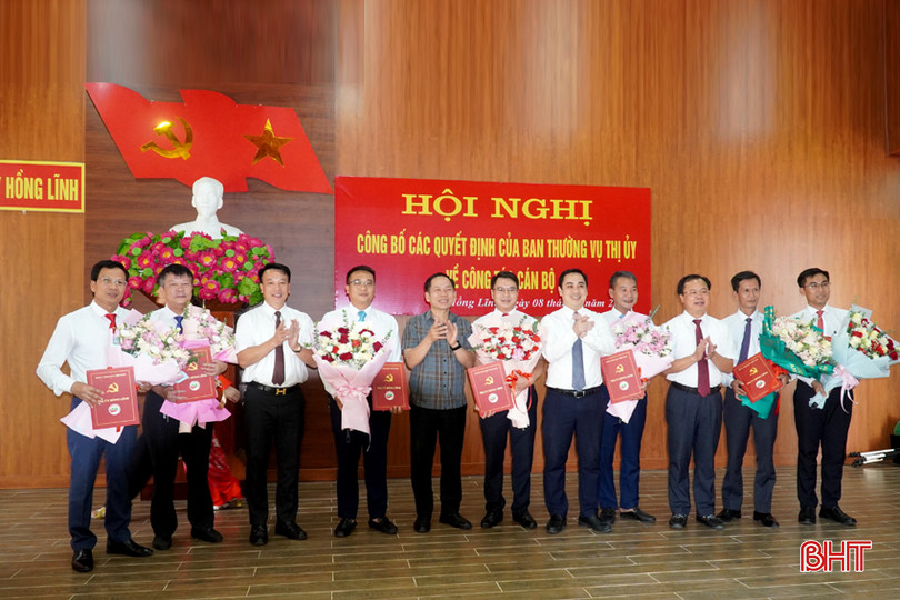 Phó Trưởng đoàn chuyên trách Đoàn ĐBQH Hà Tĩnh Trần Đình Gia và lãnh đạo TX Hồng Lĩnh tặng hoa chúc mừng các đồng chí được luân chuyển, điều động, tiếp nhận và bổ nhiệm. DT z5613378564589_961c7f0be326f69100c811159a6a6d57.jpg