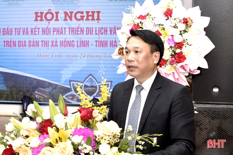Chủ tịch UBND thị xã Hồng Lĩnh Nguyễn Huy Hùng cảm ơn những ý kiến phát biểu tại buổi tọa đàm. DT_DSC6961.jpg