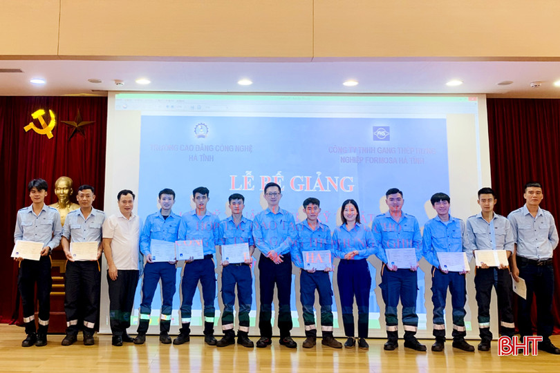 Lãnh đạo Trường Cao đẳng Công nghệ Hà Tĩnh và đại diện Công ty TNHH Gang thép Hưng Nghiệp Formosa Hà Tĩnh trao chứng chỉ nghề cho học viên hoàn thành khoá đào tạo. DT CDCN3 e286.jpg