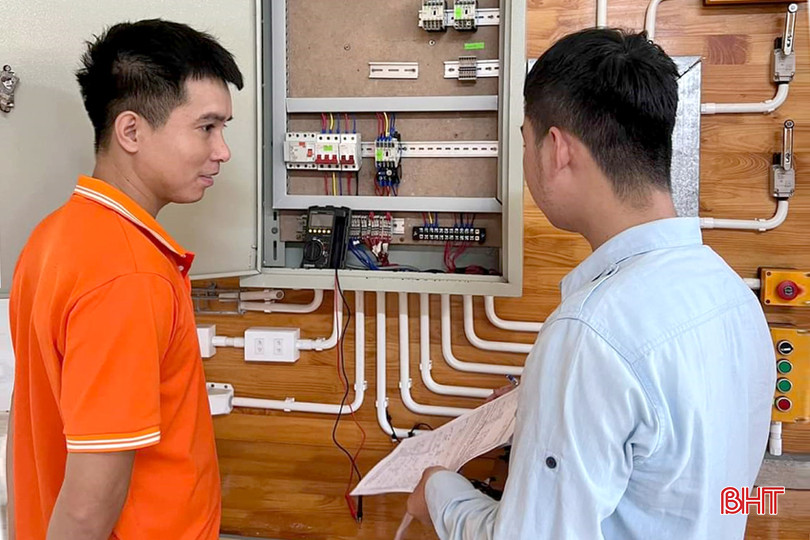Cán bộ Công ty TNHH Gang thép Hưng Nghiệp Formosa Hà Tĩnh kiểm tra tay nghề học viên sau khi hoàn thành khoá học DT CDCN2 f7fdb.jpg