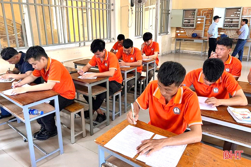 Học viên tham gia chương trình ký kết đào tạo nghề giữa Trường Cao đẳng Công nghệ Hà Tĩnh và Công ty TNHH Gang thép Hưng Nghiệp Formosa Hà Tĩnh. DT CDCN1 f2ef.jpg