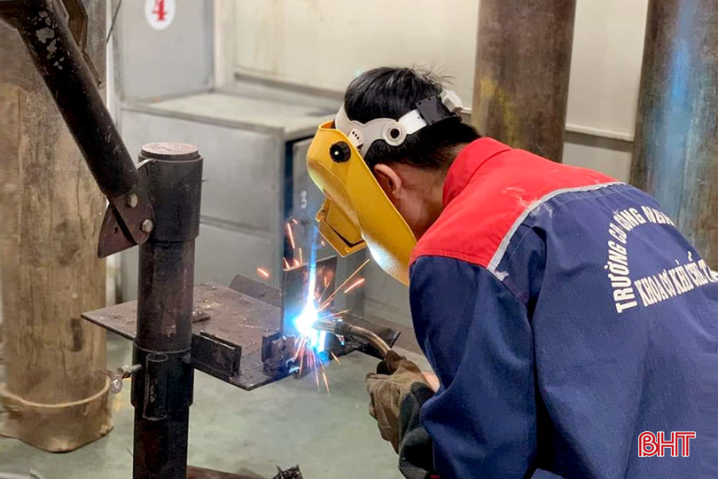 Theo chương trình hợp tác đào tạo nghề giữa Trường Cao đẳng Công nghệ Hà Tĩnh và Công ty TNHH Gang thép Hưng Nghiệp Formosa Hà Tĩnh hoàn toàn miễn phí. DT CDCN ab4.jpg
