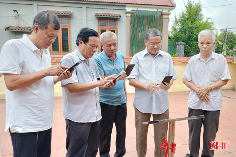 Người dân quét mã QR để truy cập và tra cứu các thông tin giới thiệu tổng quan về các di tích trên địa bàn TX Hồng Lĩnh. DT nx.jpg