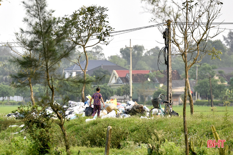 Theo ông Phan Xuân Mậu, để khắc phục tình trạng trên, UBND xã đang triển khai ký hợp đồng với đơn vị thu gom, vận chuyển rác đi xử lý. Đồng thời, tăng cường tuyên truyền, nhắc nhở người dân không vứt rác bừa bãi, tràn lan. (Trong ảnh: Người dân vứt rác ở điểm tập kết rác tạm thời ngay gần khu dân cư).