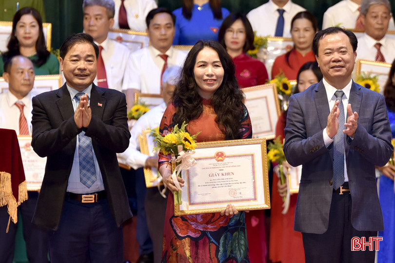 ...lãnh đạo Ban Tuyên giáo Tỉnh ủy, lãnh đạo TX Hồng Lĩnh trao tặng 31 giấy khen cho các cá nhân có thành tích xuất sắc trong học tập và làm theo tư tưởng, đạo đức, phong cách Hồ Chí Minh giai đoạn 2021-2024 DT_DSC7258.jpg