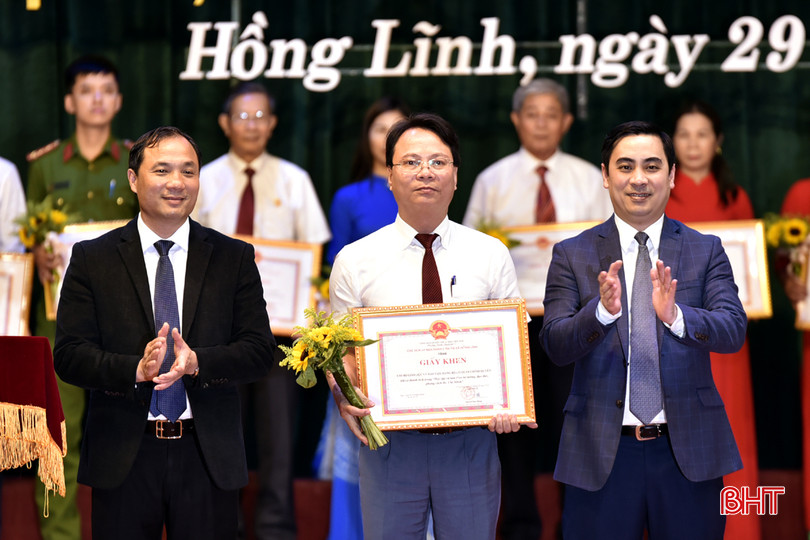 Bí thư Tỉnh ủy Hoàng Trung Dũng, Bí thư Thị ủy Lê Thành Đông trao tặng giấy khen cho 22 tập thể. DT_DSC7252.jpg