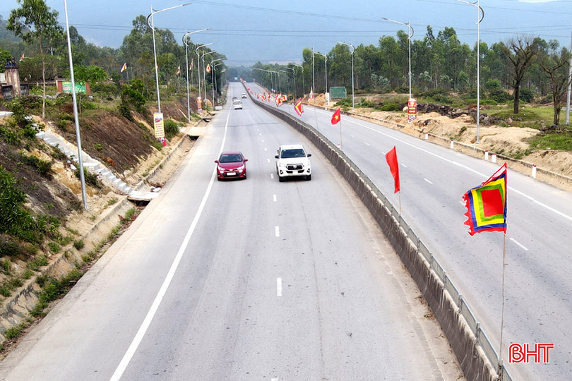 Đường Nguyễn Nghiễm chạy qua Khu di tích lịch sử - văn hoá Đại Hùng được trang trí cờ rực rỡ DT DJI_0690.jpg