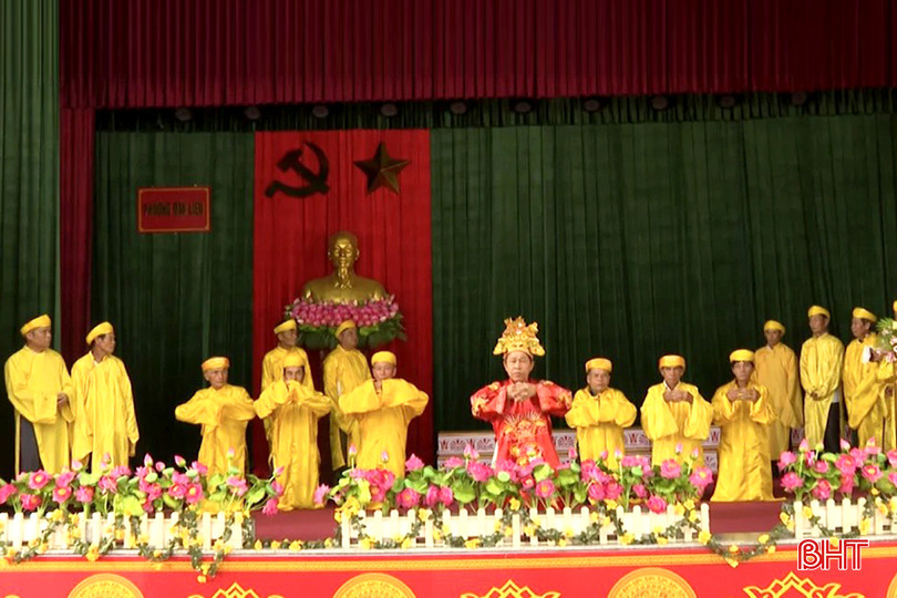 Hội Người cao tuổi phường Trung Lương tập luyện các nghi lễ tế dân gian trong chương trình Lễ giỗ Quốc Tổ Hùng Vương năm 2024. DT gt nct_1Z3pQK1YV0a5hqvR.jpg