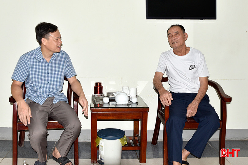 Phó Giám đốc Trung tâm Điều dưỡng người có công và Bảo trợ xã hội Hà Tĩnh - Phạm Khánh Mười thăm hỏi ông Bùi Phan Chính (70 tuổi) - thương binh hạng 1/4, ở phường Đậu Liêu, TX Hồng Lĩnh DT_DSC0071.jpg