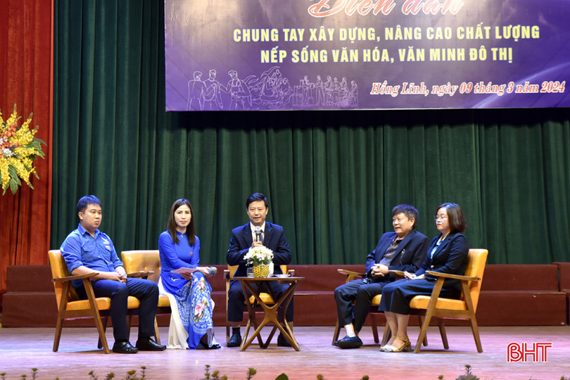 Khách mời chia sẻ thông tin, kinh nghiệm về triển khai thực hiện các chủ trương, chính sách trong xây dựng nếp sống văn hóa văn minh đô thị tại diễn đàn. DT_DSC6563.jpg