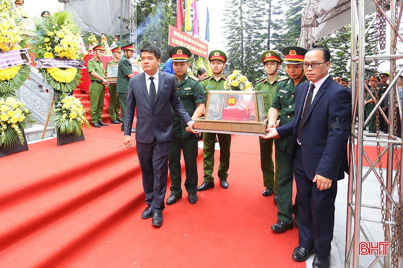 ... Chủ tịch Ủy ban MTTQ tỉnh Hà Tĩnh Trần Nhật Tân cùng các đại biểu di chuyển hài cốt các liệt sỹ tới an táng tại các phần mộ. aIMG_4169.jpg