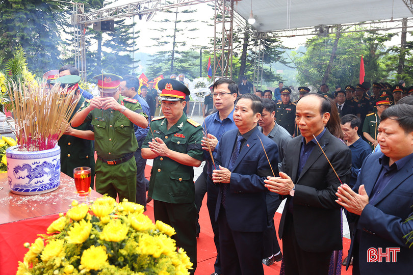 ... và huyện Hương Sơn dâng hoa, hương tưởng niệm anh linh các liệt sỹ. aIMG_4123.jpg
