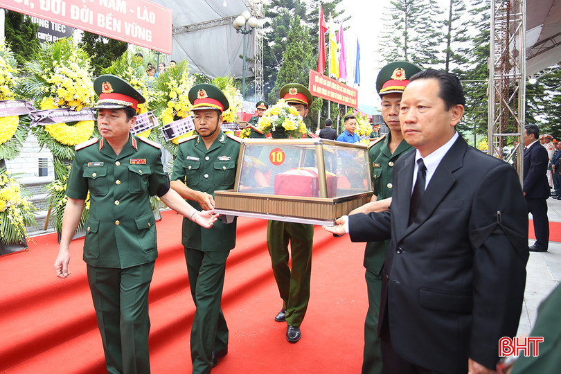 ... lãnh đạo Quân khu 4 và lãnh đạo Thủ đô Viêng Chăn... aIMG_4159.jpg