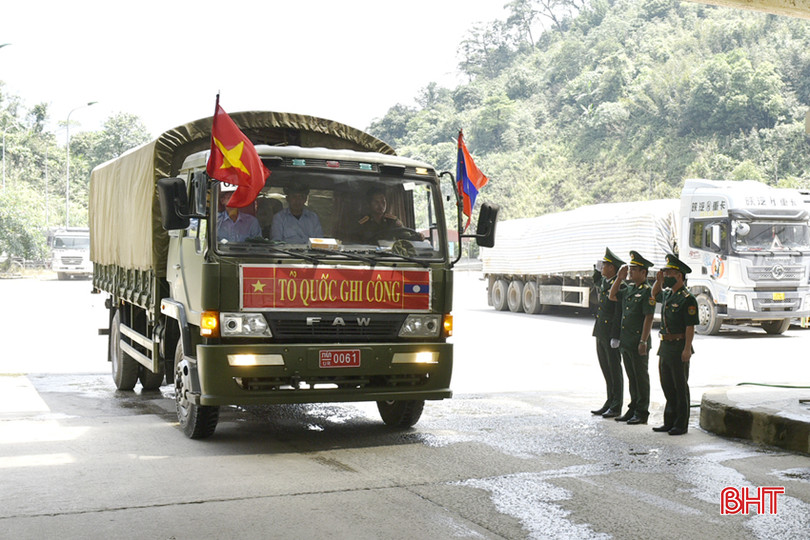 Lễ đón nhận hài cốt liệt sĩ hy sinh tại Lào về nước qua Cửa khẩu quốc tế Cầu Treo năm 2023. Ảnh tư liệu DT_DSC2905.jpg