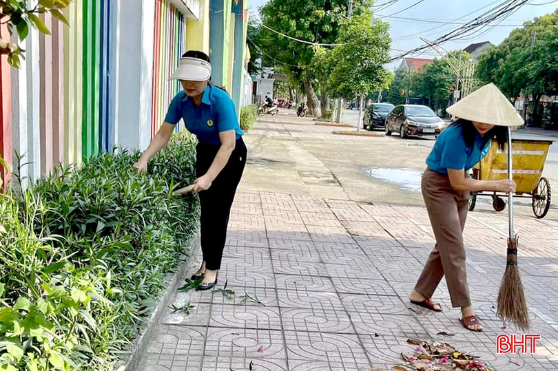 Hội viên phụ nữ phường Bắc Hồng dọn vệ sinh môi trường mang lại cuộc sống văn minh. DT 967159dd5.jpg