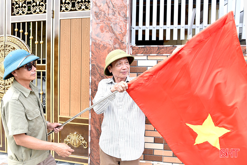 Ông Võ Xuân Hậu – Bí thư Chi bộ TDP 3, phường Bắc Hồng cùng người dân trang trí, treo cờ tại các tuyến phố. DT_DSC9719.jpg