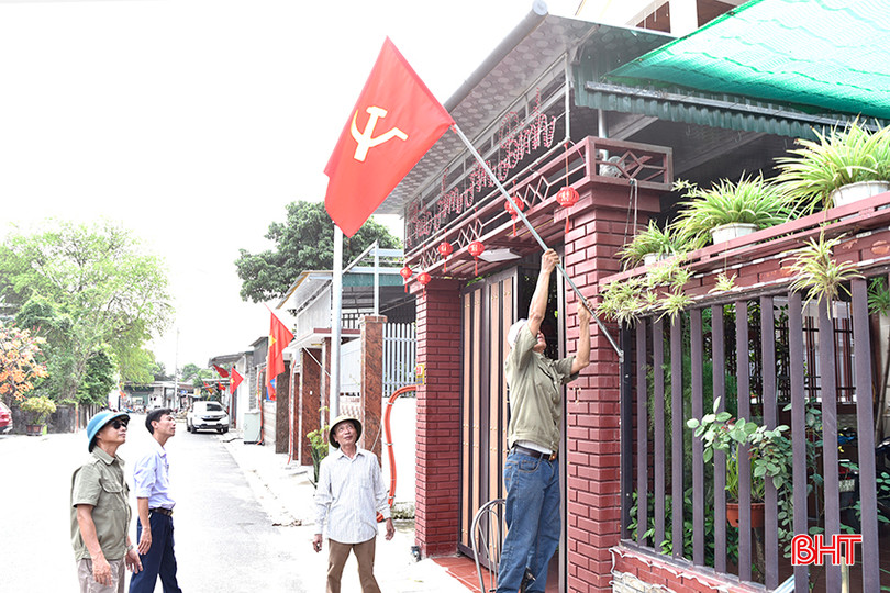 Người dân ở TDP 3, phường Bắc Hồng trang trí cờ, hoa trên tuyến đường Cao Thắng. DT_DSC9707.jpg