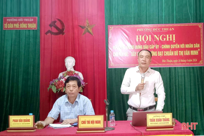 Bí thư Đảng uỷ phường Đức Thuận Phan Văn Quảng và Chủ tịch UBND phường Đức Thuận Trần Xuân Thắng chủ trì đối thoại giữa người đứng đầu cấp uỷ chính quyền với nhân dân về “Xây dựng phường đạt chuẩn đô thị văn minh”. DT vugHEen-1JMI.jpg
