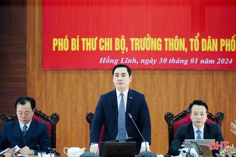 Lãnh đạo TX Hồng Lĩnh chủ trì buổi gặp mặt, đối thoại với đội ngũ bí thư, chi bộ, trưởng thôn, tổ trưởng tổ dân phố (1/2024). DT 2_RlsniNk-xk2hFaHd.jpg