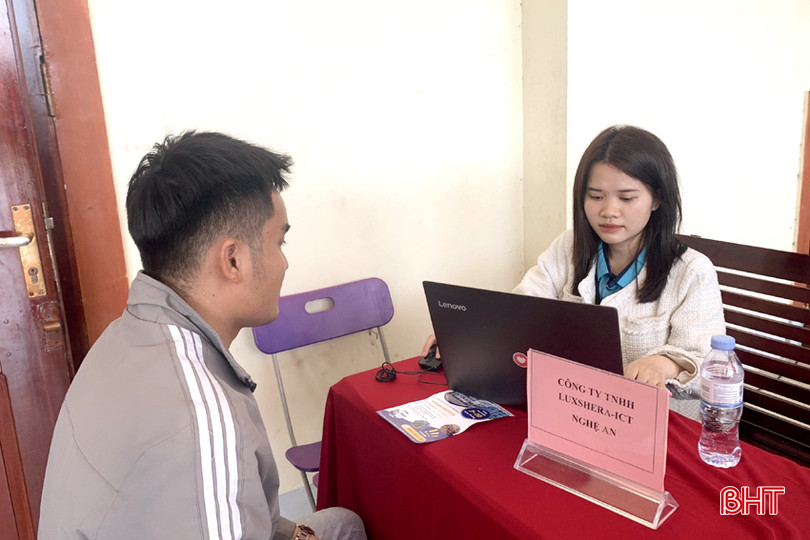 Lao động huyện Nghi Xuân tham gia phỏng vấn tuyển dụng vào làm việc tại Công ty TNHH Luxshare - ICT Nghệ An (Nghệ An). DTT z5179503519411_486a80da415659dfe7334fa5d854a09b.jpg