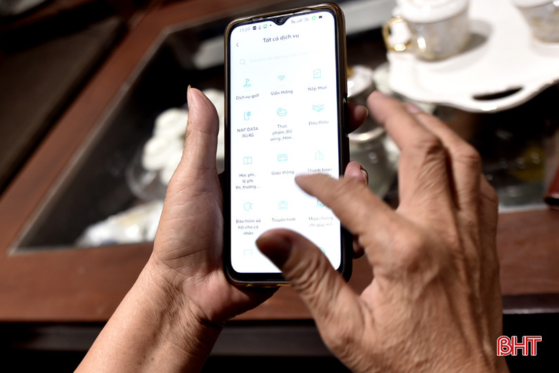 Với điện thoại thông minh, bà Diệu có thể thực hiện nhiều giao dịch trực tuyến qua Internet Banking. DT_DSC7719.jpg