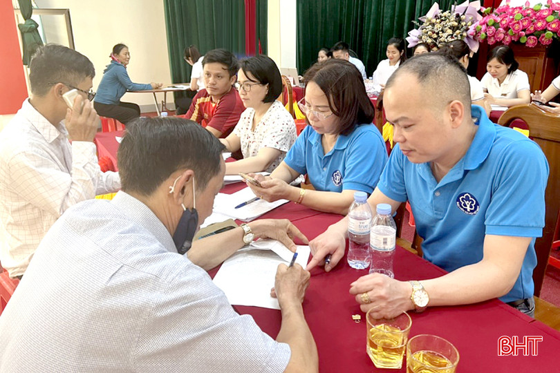 Cán bộ BHXH thị xã Hồng Lĩnh hướng dẫn người dân kê khai, đăng ký mở tài khoản để nhận lương hưu hằng tháng. DT z5334340537627_d5a03afa5ab64b455231021170c3b8a9.jpg