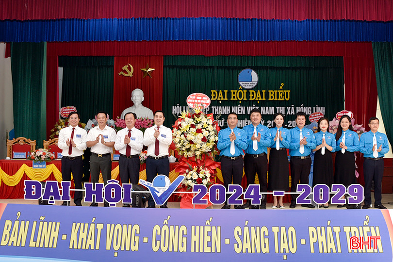 Lãnh đạo TX Hồng Lĩnh tặng hoa chúc mừng đại hội. DT_DSC0089.jpg