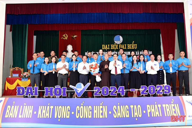 Lãnh đạo Tỉnh đoàn Hà Tĩnh, TX Hồng Lĩnh tặng hoa chúc mừng Ủy ban Hội LHTN Việt Nam TX Hồng Lĩnh khóa V, nhiệm kỳ 2024 – 2029. DT_DSC0150.jpg