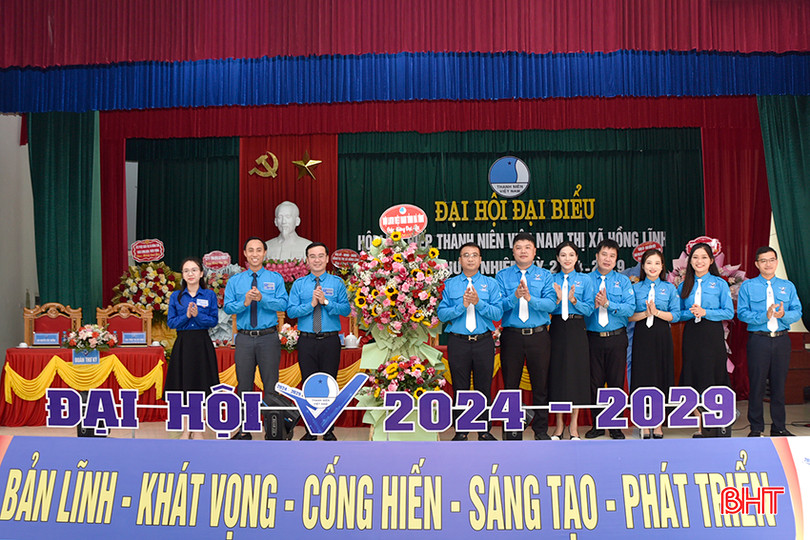 Lãnh đạo Tỉnh đoàn tặng hoa chúc mừng đại hội DT_DSC0087.jpg