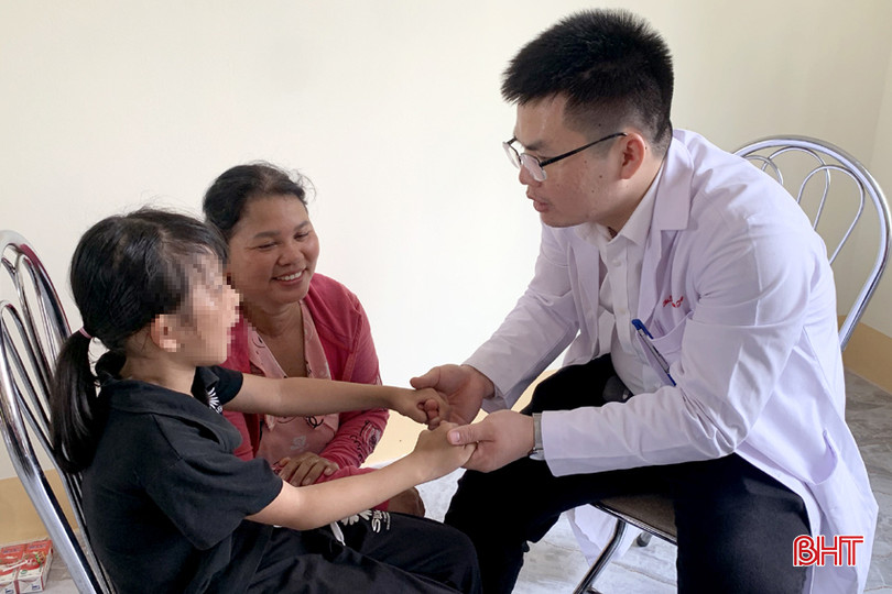 Bệnh viện E Hà Nội khám sàng lọc bệnh tim bẩm sinh, sứt môi hở vòm miệng, khuyết tật vận động cho trẻ em Hà Tĩnh vào tháng 4/2024. DT 5353 (1)