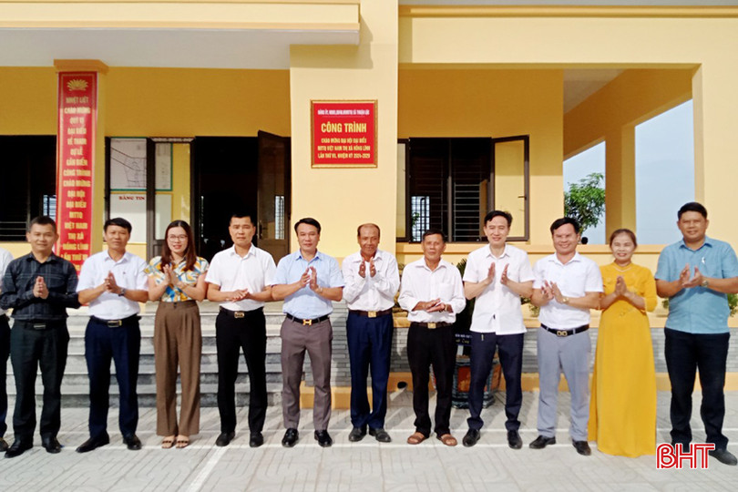 Lãnh đạo TX Hồng Lĩnh gắn biển công trình nhà văn hóa cộng đồng - ngôi nhà trí tuệ tại thôn Hồng Nguyệt chào mừng Đại hội Đại biểu MTTQ Việt Nam TX Hồng Lĩnh khóa VII (nhiệm kỳ 2024 - 2029). DT1 d43f2649d2f08468.jpg