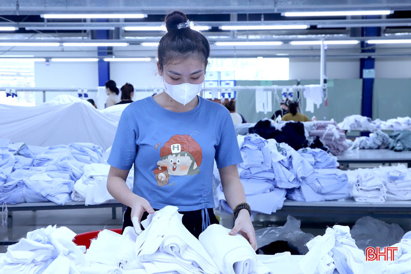 Công nhân Xí nghiệp May 10 Hà Tĩnh có mức thu nhập trung bình từ 7 triệu đồng/người/tháng trở lên. DT May 10.jpg